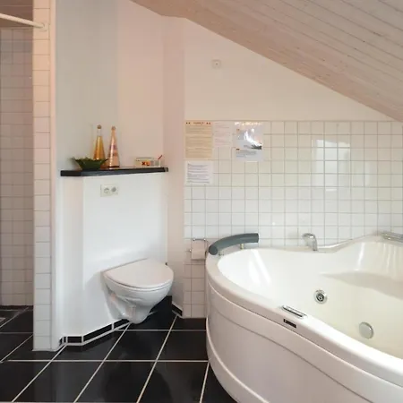 Three-bedroom Holiday In Vaggerlose * Bøtø By